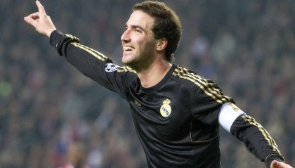 电子游戏-周五意甲焦点对决，卡利亚里主场迎战AC米兰，保级与争冠的激烈碰撞